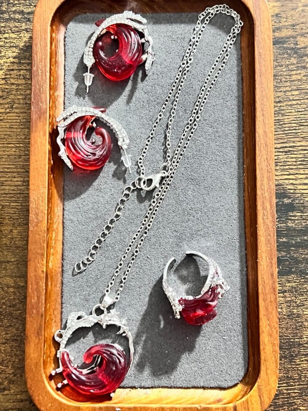 red and silver tone set